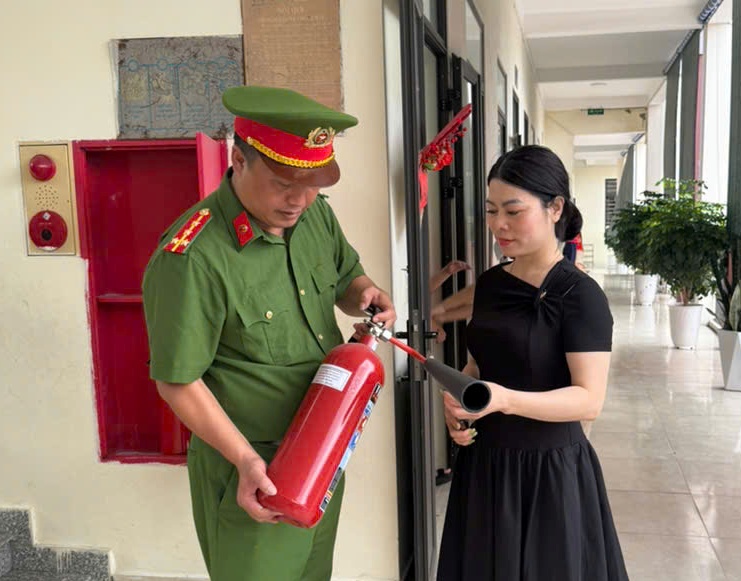 Đội Chữa cháy và CNCH Khu vực 1 tăng cường hướng dẫn bảo đảm an toàn PCCC tại các trường học trên địa bàn quản lý.